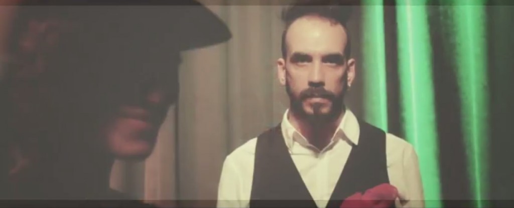 Στο νέο τους βίντεο κλιπ "Πετάω", η Μαρίζα Ρίζου και ο Πάνος Μουζουράκης κάνουν τα δικά τους μαγικά, ενώ ο Γιάννης Χριστοδουλόπουλος αναλαμβάνει τον ρόλο του κριτή.