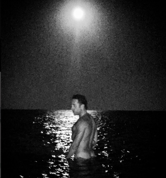 Γιώργος Μαζωνάκης: Ολόγυμνος στη θάλασσα με θέα το φεγγάρι (φωτογραφία)