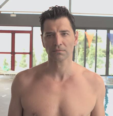 O Sakhs Roybas Gymnos Sthn Pisina Deite To Binteo Poy Kykloforei