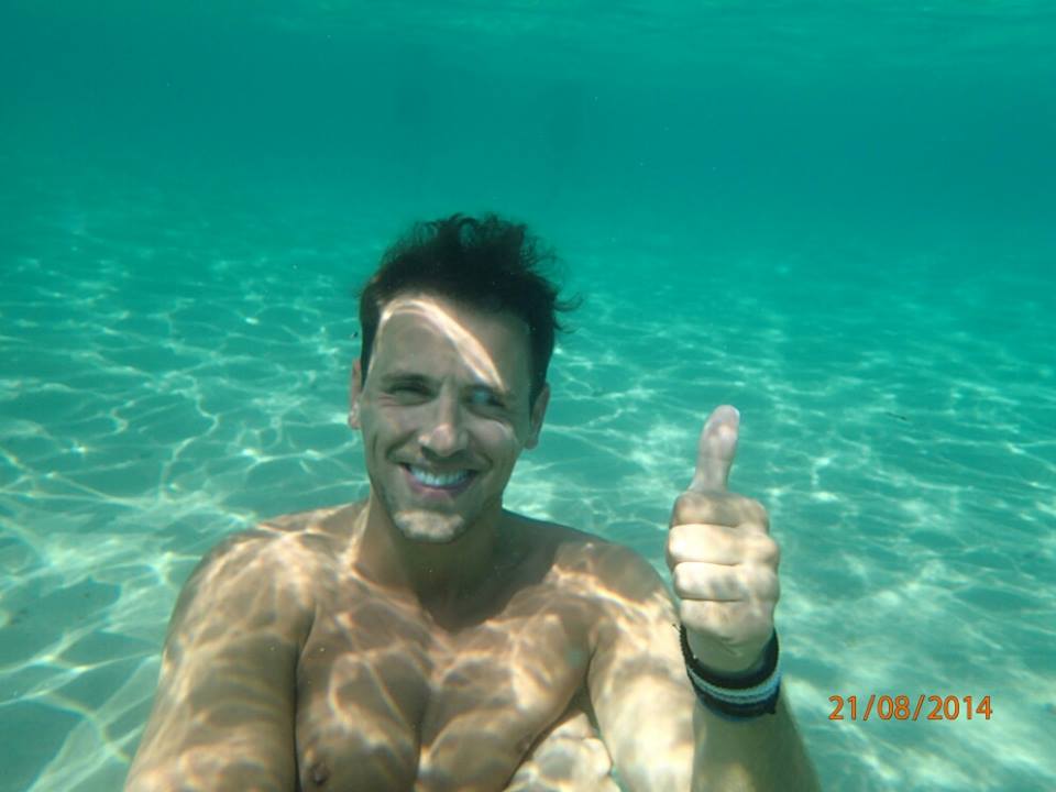 Ο Νίκος Βέρτης ευχαρίστησε τους θαυμαστές του με μια υποβρύχια γυμνή selfie!