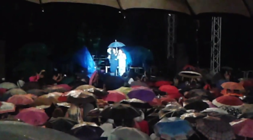 Βίντεο: Αλεξίου και Τσανακλίδου τραγουδούν κάτω από τη βροχή της Θεσσαλονίκης!