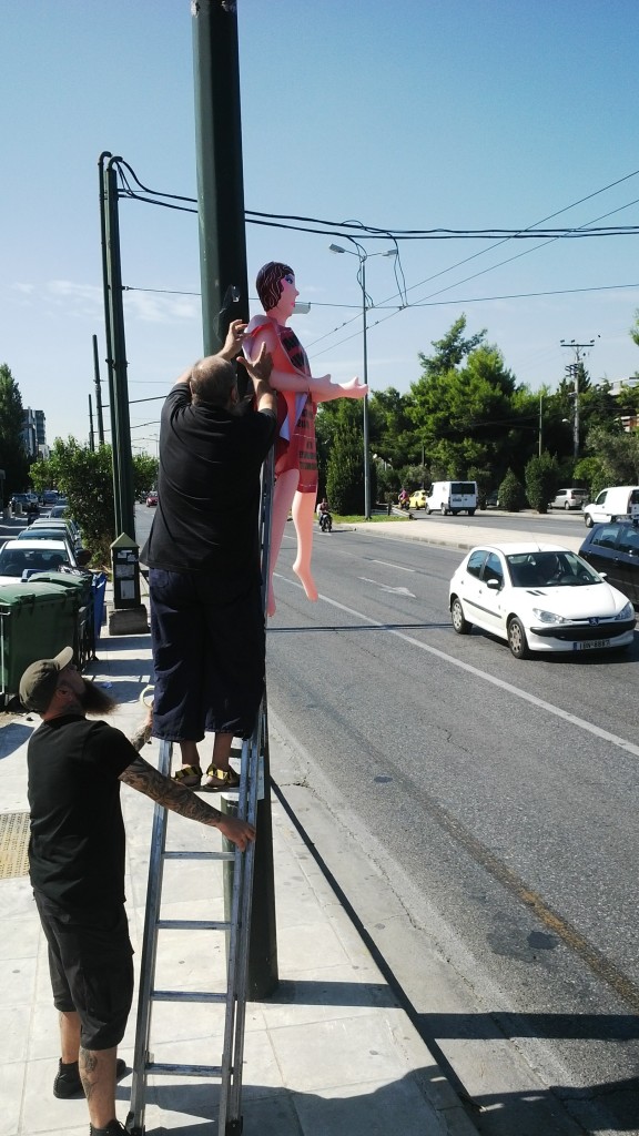 Ο Τζίμης Πανούσης κρέμασε κούκλες... αυνανισμού στην Κηφισίας! 