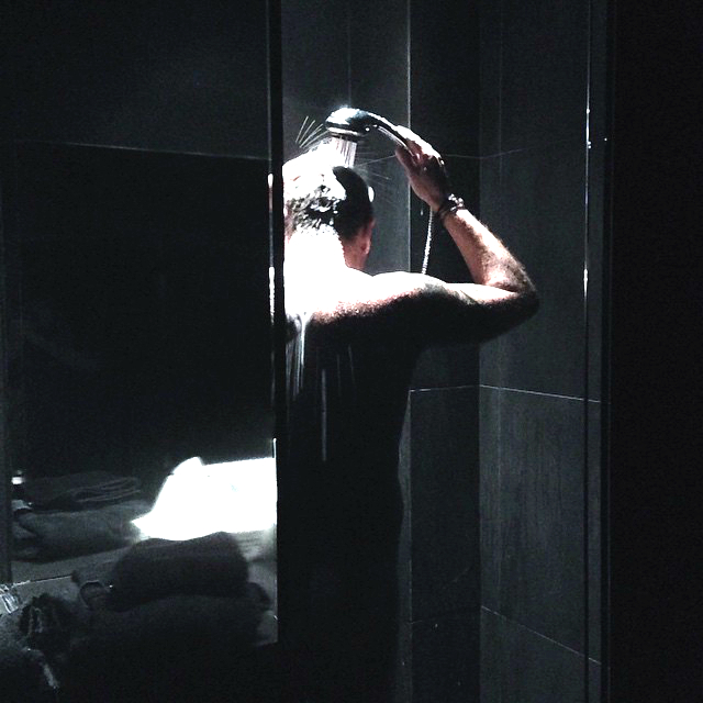 Ο Γιώργος Μαζωνάκης φωτογραφήθηκε ολόγυμνος στο μπάνιο του! (Φωτό)