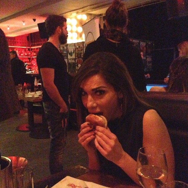 Η ακομπλεξάριστη Δέσποινα Βανδή - Δείτε την να τρώει burger! (φωτό)