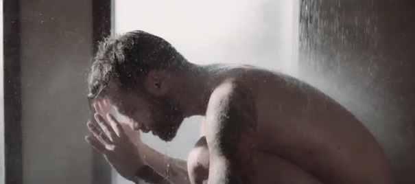 Ο Θοδωρής Μαραντίνης γυμνός στο νέο βίντεο κλιπ των Onirama "Μεθυσμένο Τατουαζ" 