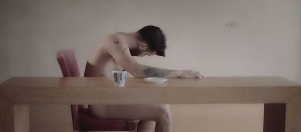 Ο Θοδωρής Μαραντίνης γυμνός στο νέο βίντεο κλιπ των Onirama "Μεθυσμένο Τατουαζ" 