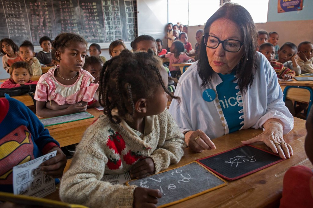 Η Νάνα Μούσχουρη στηρίζει τα παιδιά στη Μαγαδασκάρη