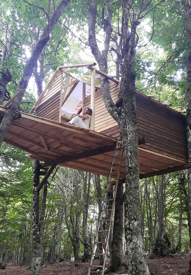 Η τραγουδίστρια φωτογραφήθηκε στο δικό της δεντρόσπιτο.