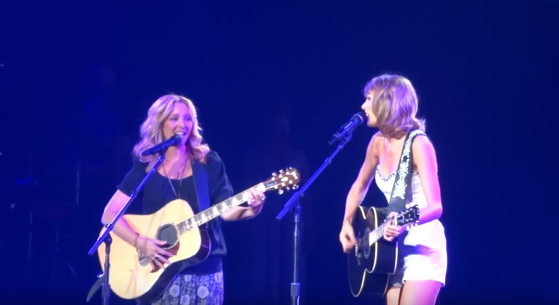 Έκπληξη! Δείτε την Taylor Swift να τραγουδάει το "Smelly Cat" με την Φοίβη από τα Φιλαράκια!
