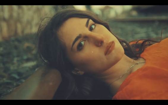 "Λίγο Λίγο" - Δείτε το νέο βίντεο κλιπ της Παυλίνας Βουλγαράκη