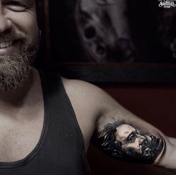 Συγκινητικό: Ο Γιάννης Βαρδής "χτύπησε" τατουάζ το πρόσωπο του πατέρα του