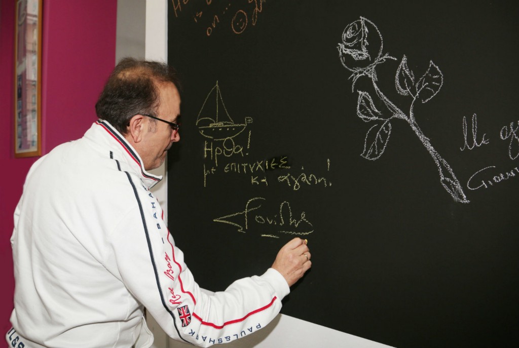 Ο Σταμάτης Γονίδης ζωγραφίζει και γράφει στο πίνακα των καλλιτεχνών της Heaven Music.