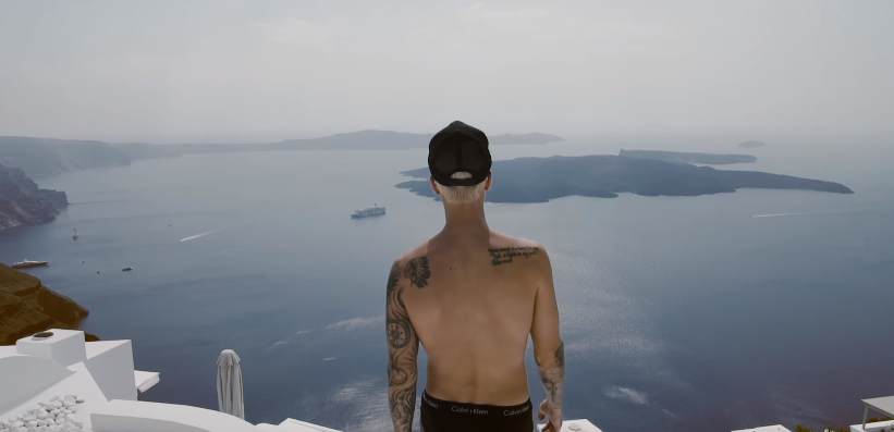 Justin Bieber: Δείτε το νέο βίντεο κλιπ του pop star γυρισμένο στη Σαντορίνη