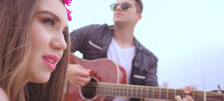 "Είναι ταξίδι" - Νέο τραγούδι & βίντεο κλιπ από τη Νικόλ Σαραβάκου | Δείτε το!
