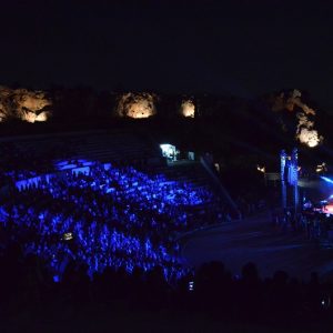 Ο Κώστας Μακεδόνας και οι καλεσμένοι του χάρισαν στο κοινό μια μοναδική βραδιά στο Θέατρο Πέτρας (φωτογραφίες)