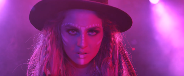 "Under these lights" - Δείτε το νέο βίντεο κλιπ της Xenia Ghali