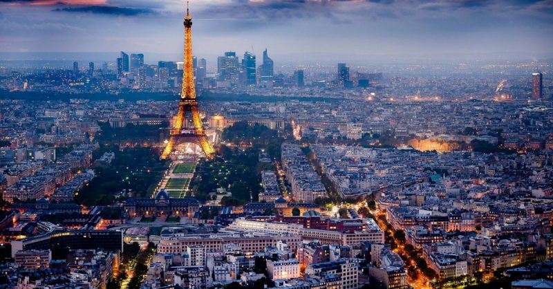 πασίγνωστη τραγουδίστρια πήγε μια βόλτα στο Παρίσι