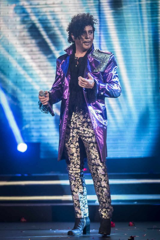 Ο Γιώργος Μαζωνάκης εμφανίστηκε στην σκηνή ως Prince